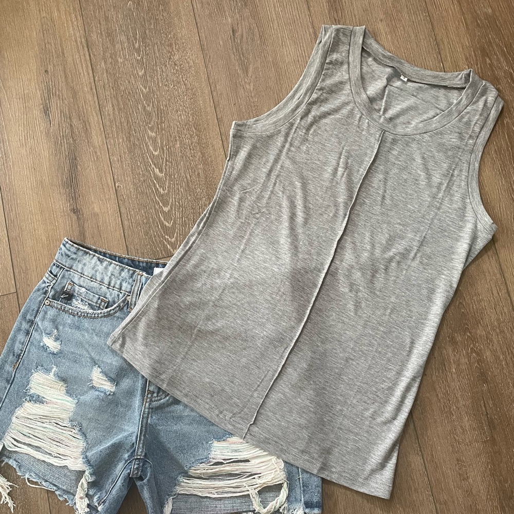 This crew neck tank